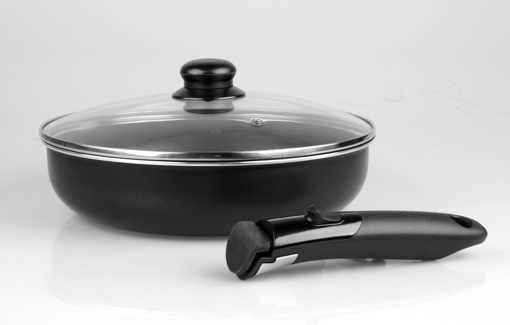 Image de Sauteuse Aluminium pressé noir FAMILY Ø 26 cm H 6.5 cm, Couvercle vapeur en verre, Revêtement intérieur anti-adhésif sans PFO, manche amovible SITRAMOVIBLE - Tous feux dont induction